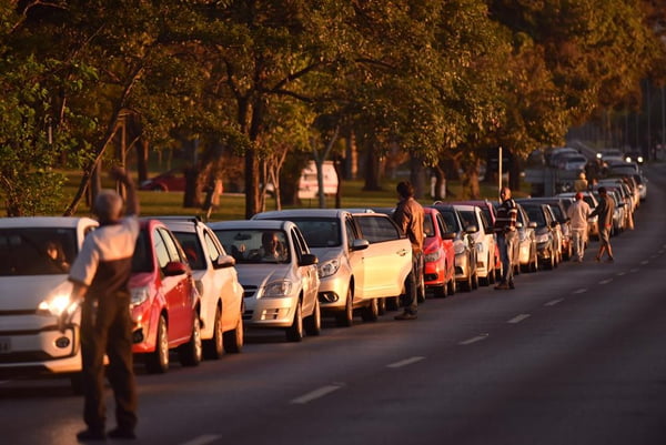 Carros amanhecem em fila para abastecer com desconto do Dia Livre de Imposto em posto da 206 norte
