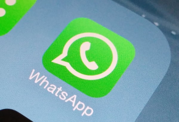 Imagem colorida mostra logo do WhatsApp, um quadrado verde com um balão de diálogo com um telefone branco dentro; empresa pertence à Meta, mesma dona do Facebook - Metrópoles