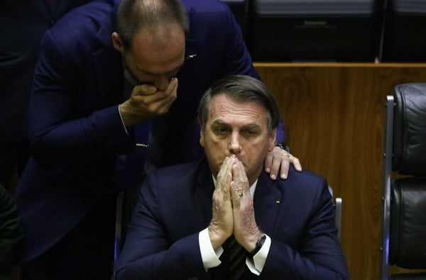 Bolsonaro fala com Eduardo na Câmara