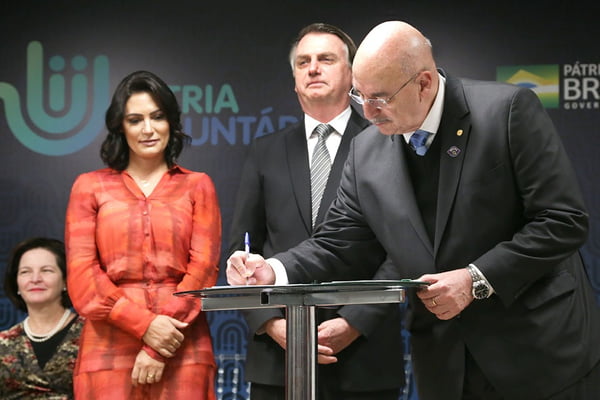 Michelle Bolsonaro, Jair Bolsonaro e Osmar Terra na assinatura do Pátria Voluntária