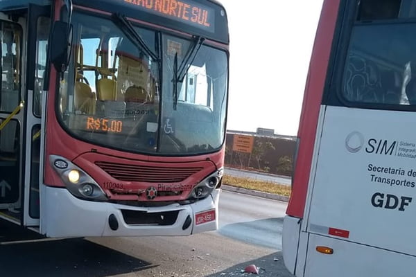 Colisão entre ônibus na Ponte do Bragueto deixa três mulheres feridas