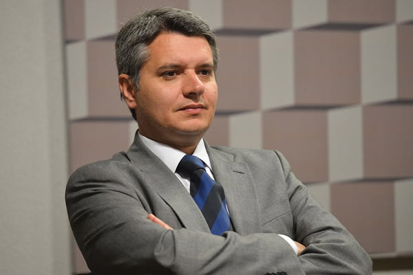Delegado afastado por Bolsonaro assume combate à corrupção da PF