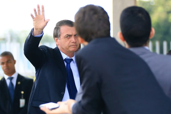 Bolsonaro fala com imprensa na saída do Palácio da Alvorada