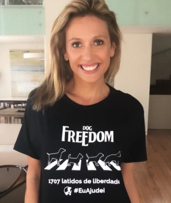Foto colorida de Luisa Mell. Ela está de camisa preta e sorrindo - Metrópoles
