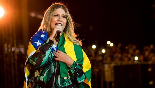Marília Mendonça com bandeira do Brasil