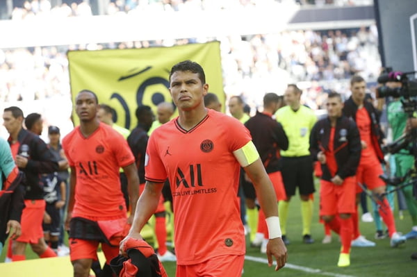 Thiago Silva com a braçadeira de capitão do PSG