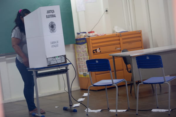 Imagem colorida mostra sala de votação