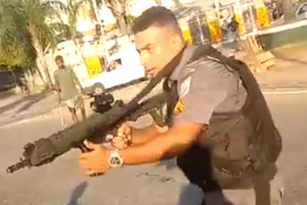 PM atira com fuzil em velório no Rio