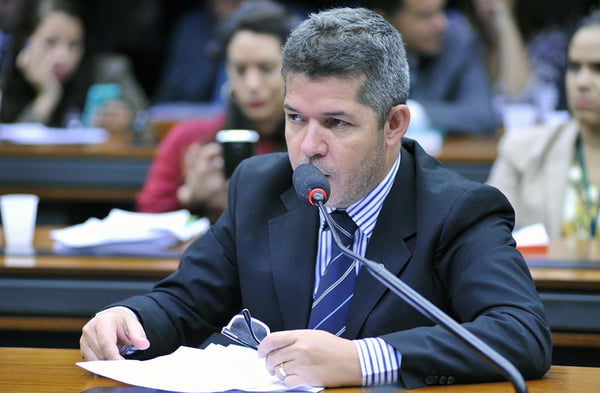 “Bolsonaro tem que se explicar”, diz Waldir sobre Queiroz