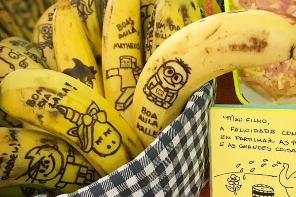 Para filho comer melhor, mãe resolve desenhar em bananas