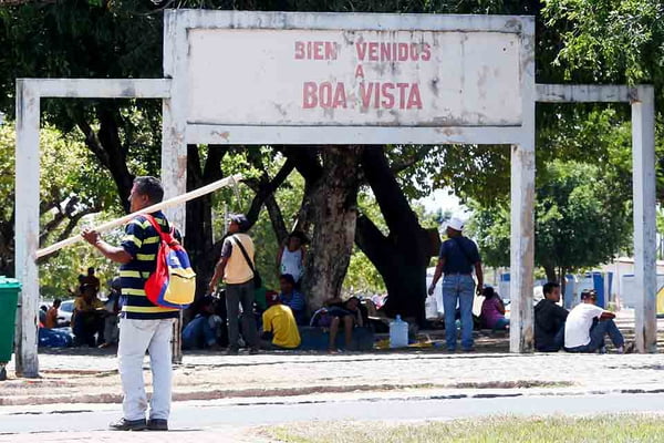 foto colorida de Venezuelanos na fronteira com o Brasil