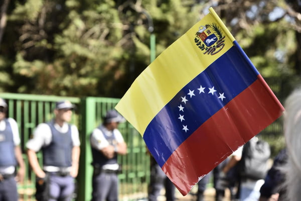 Grupo pró-Guaidó invade a Embaixada da Venezuela em Brasília
