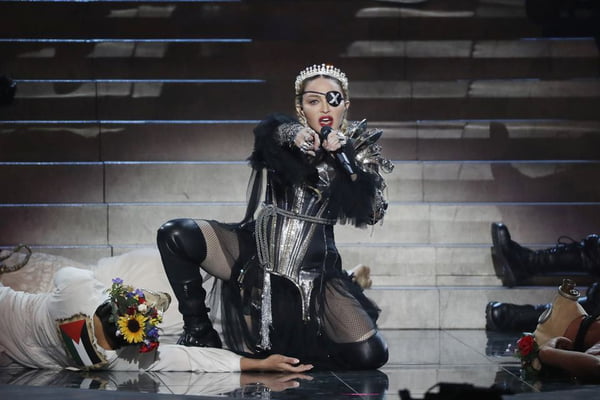 Madonna em performance da nova turnê