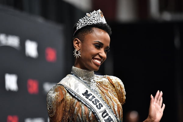 Zozibini Tunzi é a 6ª mulher negra coroada como Miss Universo