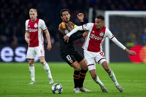 Valencia bate Ajax e se classifica na Liga dos Campeões