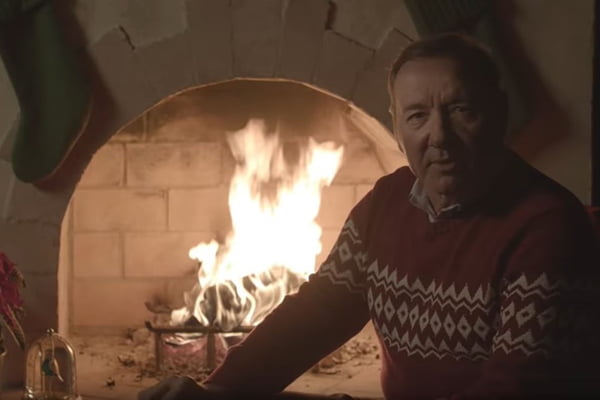 Kevin Spacey faz vídeo de Natal como personagem de House of Cards