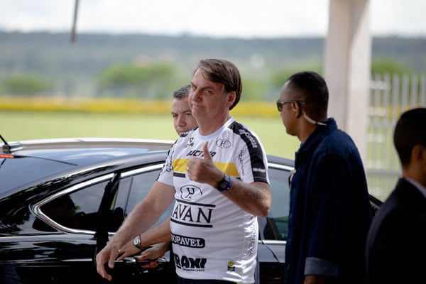 Vestindo a Camisa do Cascavel Futebol Clube, Jair Bolsonaro cumprimenta admiradores em frente a portaria do Palácio da Alvorada