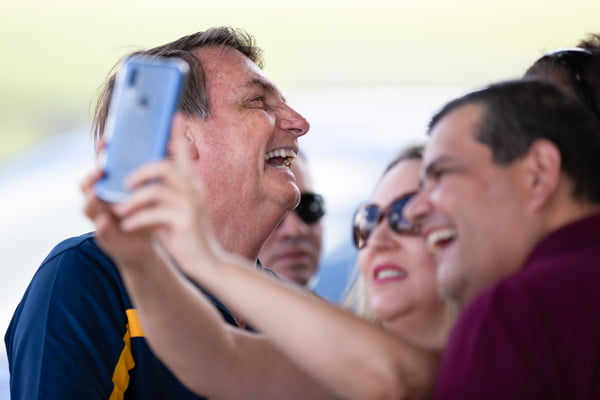 Bolsonaro intensifica uso das redes sociais para driblar críticas