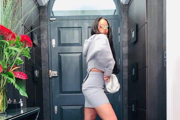No Instagram, fã de Rihanna faz pedido inusitado à cantora