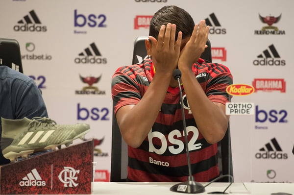 Pedro-Rocha-chora-em-apresentação-do-Flamengo