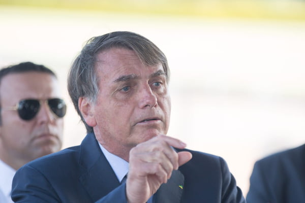 Na saída da Alvorada, Bolsonaro fala com apoiadores e ataca a Folha de São Paulo