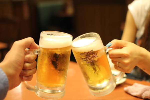 Imagemn colorida de brinde cerveja - Metrópoles