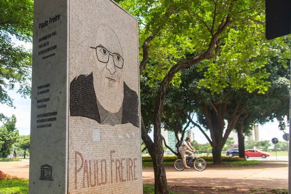 Placa em homenagem a Paulo Freire