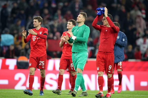 Bayern goleia o Schalke e cola no líder RB Leipzig no Alemão