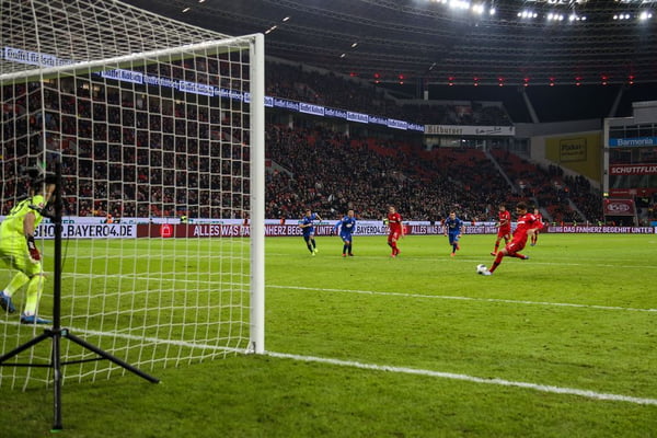 Leverkusen bate Düsseldorf e segue em busca da liderança
