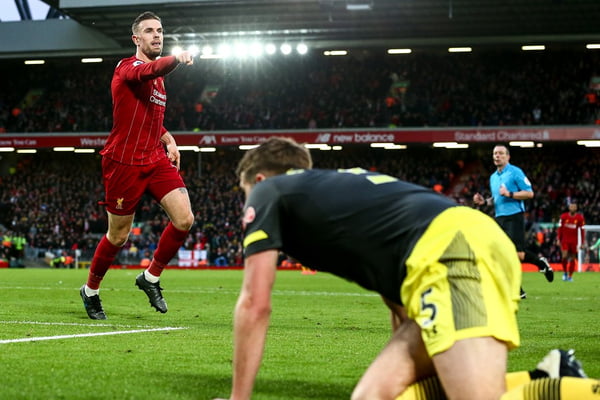 Liverpool goleia Southampton e dá mais um passo rumo ao título