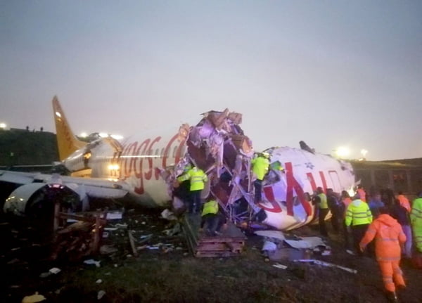 Avião se parte em três, deixa um morto e 157 feridos na Turquia
