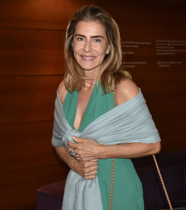 Maitê Proença usando vestido verde e chale azul - Metrópoles