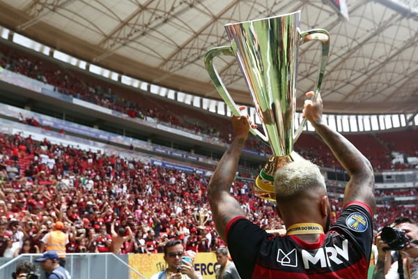 Vídeo. Gabigol cai no funk com a torcida após título do Flamengo