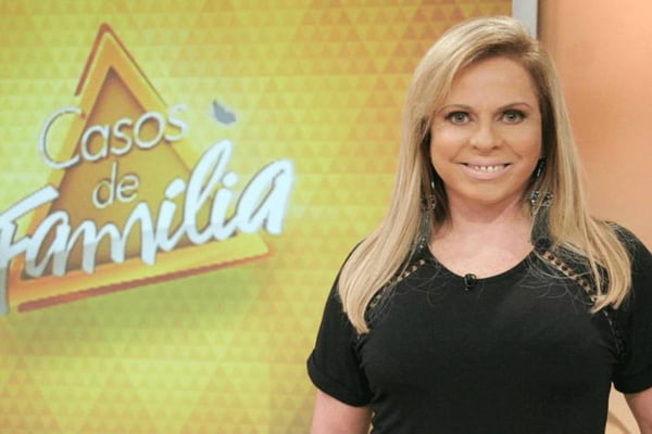 Foto colorida de Christina Rocha sorrindo no Casos de Família - Metrópoles