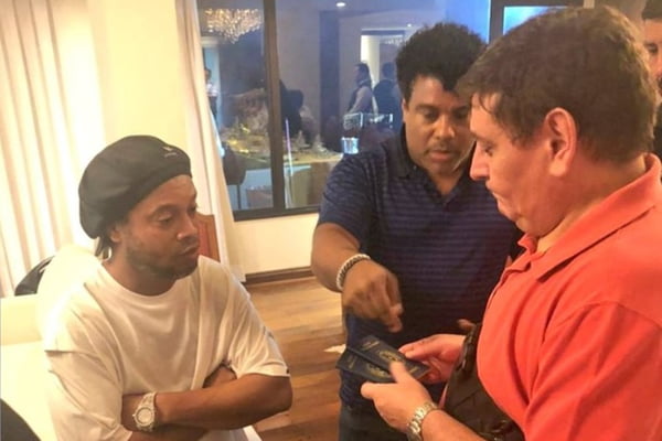 Ronaldinho com passaporte falso no Paraguai