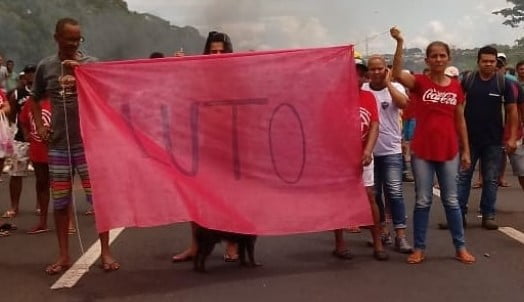 Manifestantes do MTST protestam em Uberlândia