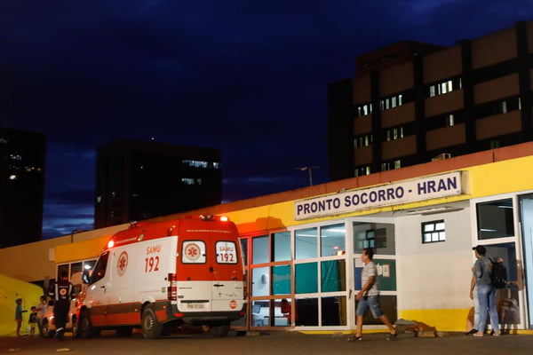 Ambulância na entrada do Hospital Regional da Asa Norte (Hran)