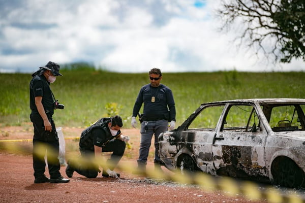 Investigadores da Polícia Civil do DF (PCDF) fazem perícia em local onde foi encontrado corpo carbonizado dentro de automóvel em Planaltina