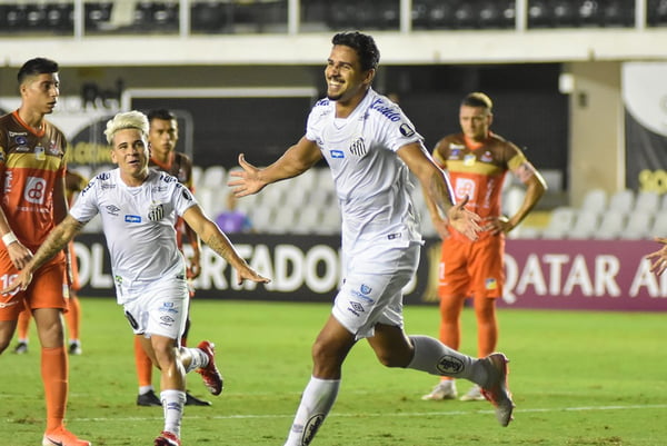 Lucas Veríssimo comemorando gol ao lado de Soteldo