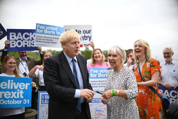 Ministra da Saúde do Reino Unido, Nadine Dorries, com primeiro-ministro Boris Johnson