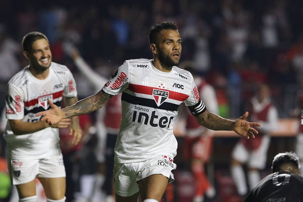 Dani Alves comemora gol pelo São Paulo
