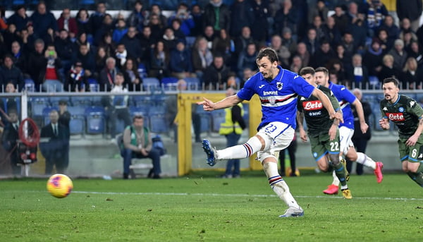 Atacante Manolo Gabbiadini, da Sampdoria, cobra pênalti no Campeonato Italiano