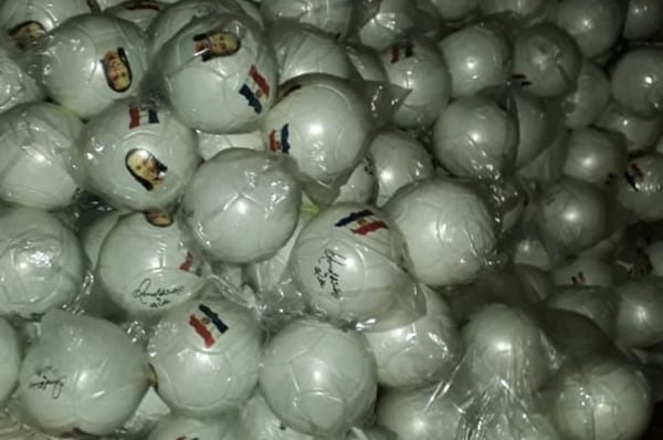 Polícia encontra bolas com o rosto de Ronaldinho na casa de investigada