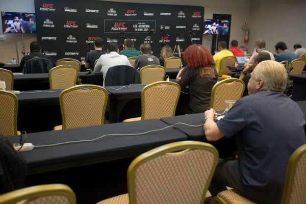 Com portões fechados, UFC precisou montar uma sala de imprensa no hotel que abriga as equipes