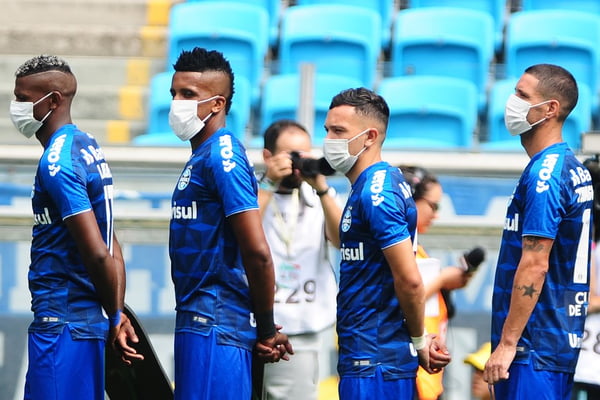 Jogadores do Grêmio utilizam máscaras