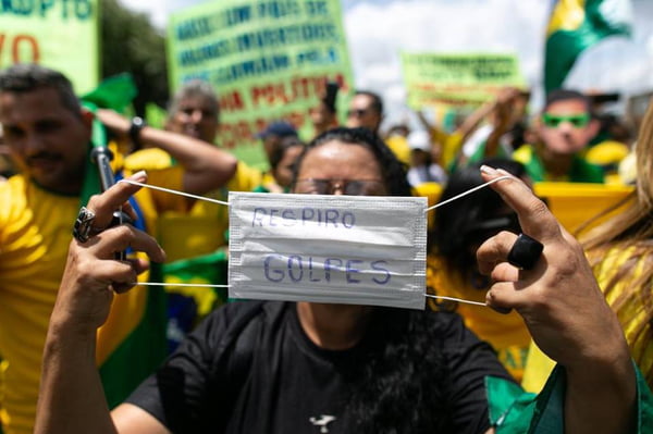 Manifestação a favor de Bolsonaro e contra o Congresso na Esplanada dos Ministérios