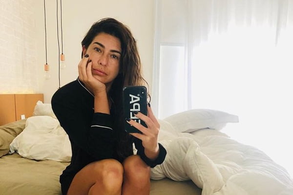 Fernanda Paes Leme sentada na cama fazendo selfie
