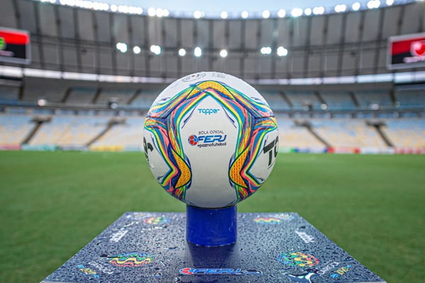 Bola do Campeonato Carioca no Maracanã