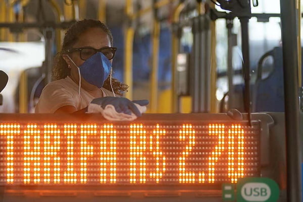 Funcionário de empresa limpa ônibus na rodoviária do Plano Piloto