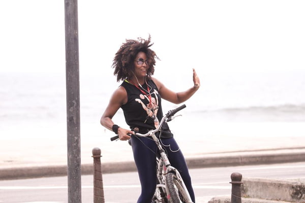 Adriana Bombom anda de bicicleta no RJ